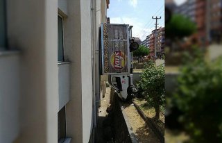 Zonguldak'ta apartman boşluğuna düşen kamyonetin...