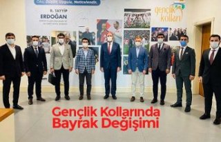 Gençlik Kollarında Bayrak Değişimi
