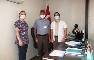 Koronavirüsü yenen hastane çalışanı çiçekle...