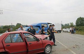 Samsun'da iki otomobil çarpıştı: 1 ölü, 5 yaralı