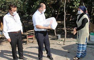 Taşova'da evdeki öğrencilere öğretmenleri kitaplarını...