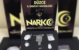 Düzce'de otomobilde uyuşturucuyla yakalanan 2 şüpheli...