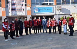 Türk Kızılay'dan öğrencilere kışlık kıyafet...
