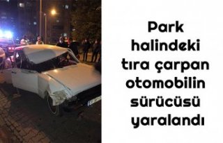 Park halindeki tıra çarpan otomobilin sürücüsü...