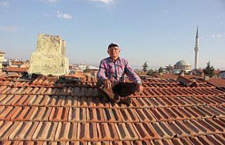 74 yaşındaki Musa Başaran 57 yıldır çatı tamiriyle...