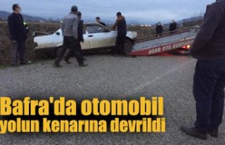 Bafra'da otomobil yolun kenarına devrildi