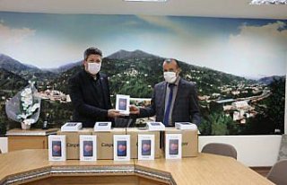 Güneysu'da ihtiyaç sahibi öğrencilere tablet dağıtıldı