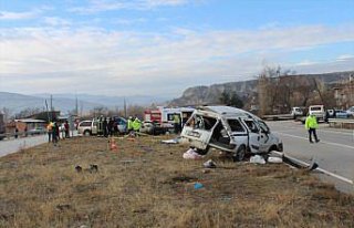 Kastamonu'da otomobille hafif ticari araç çarpıştı:...