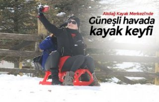 Akdağ Kayak Merkezi'nde güneşli havada kayak...