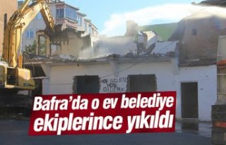 Bafra’da o ev belediye ekiplerince yıkıldı
