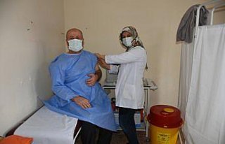 Boyabat'ta Kovid-19 aşısının ilk dozu yapılmaya...