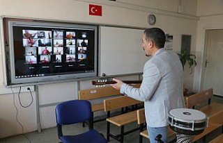 Gönüllü öğretmen salgın sürecinde bağlama...