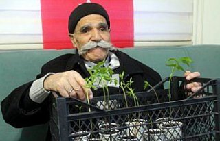 Görme engelli 80 yaşındaki Tevhik dede yaşam azmiyle...