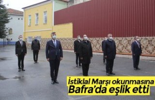 İstiklal Marşı okunmasına Bafra’da eşlik etti