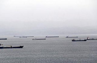 Karadeniz'deki kötü hava koşulları nedeniyle gemiler...