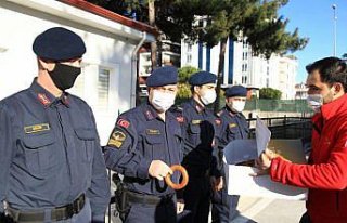 Samsun'da Türk Kızılaydan görev başındaki polis...