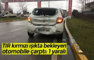 TIR kırmızı ışıkta bekleyen otomobile çarptı:...