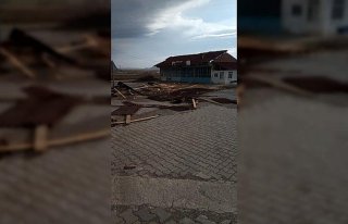 Tokat'ta şiddetli rüzgar çatıları uçurdu