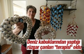 Deniz kabuklarından yaptığı rüzgar çanları...