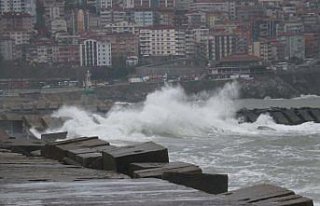 Zonguldak'ta kuvvetli rüzgar nedeniyle dalgalar mendireği...