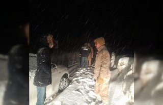 Bayburt'ta karda mahsur kalan 3 kişi kurtarıldı