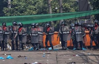Hindistan'a sığınan Myanmarlı polisler, göstericileri...