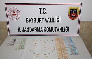 Bayburt'ta kendilerini jandarma personeli olarak tanıtarak...