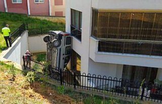 Düzce'de hafif ticari araç evin bahçesine devrildi:...