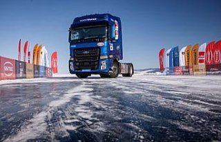 Ford F-MAX, donmuş Baykal Gölü üstünde hız rekoru...