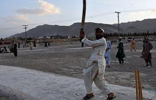Pakistan'da gençler ramazanda kriket oynayarak vakit...