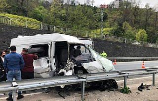 Rize'de park halindeki beton miksere çarpan minibüsteki...
