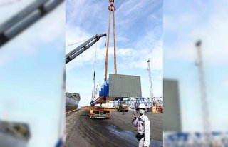 Rusya'da hizmet verecek dev konteyner vinçlerin kurulumu...