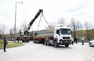 Samsun'da beton viyadük ayağı taşıyan tırın...