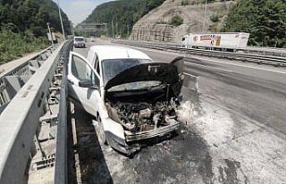 Anadolu Otoyolu'nda seyir halindeyken yanan ticari...
