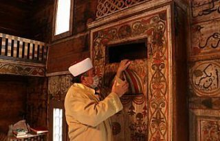 Asırlardır ayakta duran çivisiz cami, kök boyası...