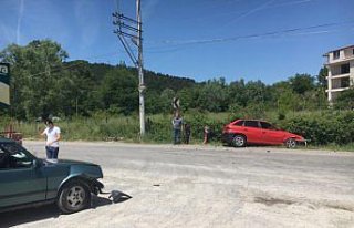 Bartın'da iki otomobilin çarpışması sonucu bir...