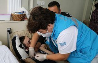 Bolu'da sağlık ekipleri engellilerin aşılanması...