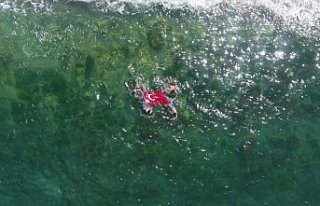 Düzce'de denizde Türk bayrağı açan gençler 