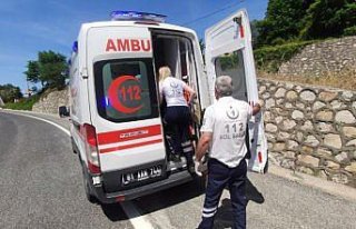 Düzce'de motosiklet şarampole devrildi: 2 ağır...