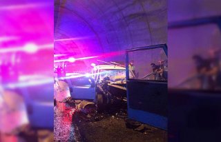 Giresun'da tünelde iki kamyonet çarpıştı: 2 ölü,...