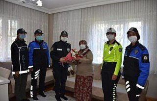 Karabük'te kadın polislerden Anneler Günü ziyareti