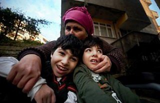 Kas hastası anne engelli çocukları için tüm zorluklarla...