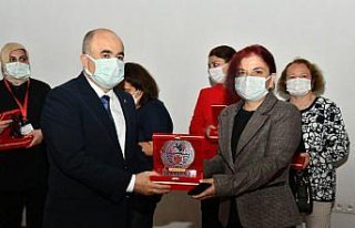 Samsun Valisi Dağlı emekli olan hemşirelere plaket...