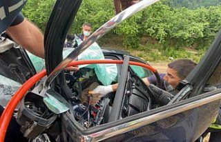 Seyir halindeki tır dorsesinden yola düşen sac...