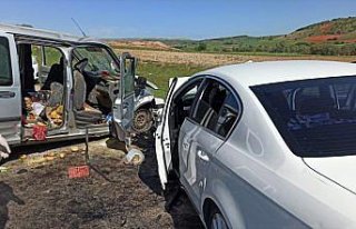 Tokat'ta hafif ticari araç ile otomobil çarpıştı:...