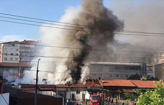 Zonguldak'ta çıkan yangında 8 iş yerinin çatısında...