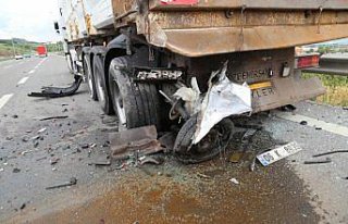 Bolu'da hafif ticari araç park halindeki tıra çarptı:...