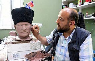 Çorum'dan dünyaya yaptıkları bal mumu heykellerle...