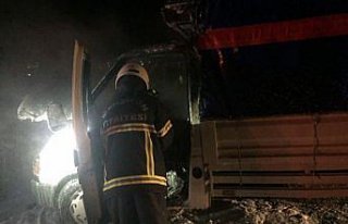 Merzifon'da seyir halindeki kamyonette çıkan yangın...