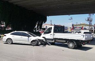 Samsun'da kamyonet ile otomobil çarpıştı:...